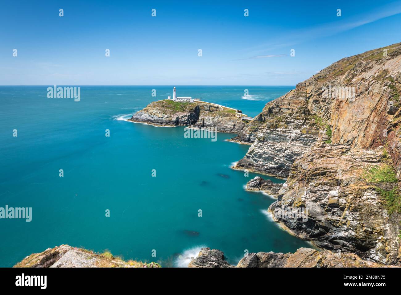 Phare de South Stack au large de la côte nord-ouest d'Anglesey, au nord du pays de Galles, au Royaume-Uni Banque D'Images