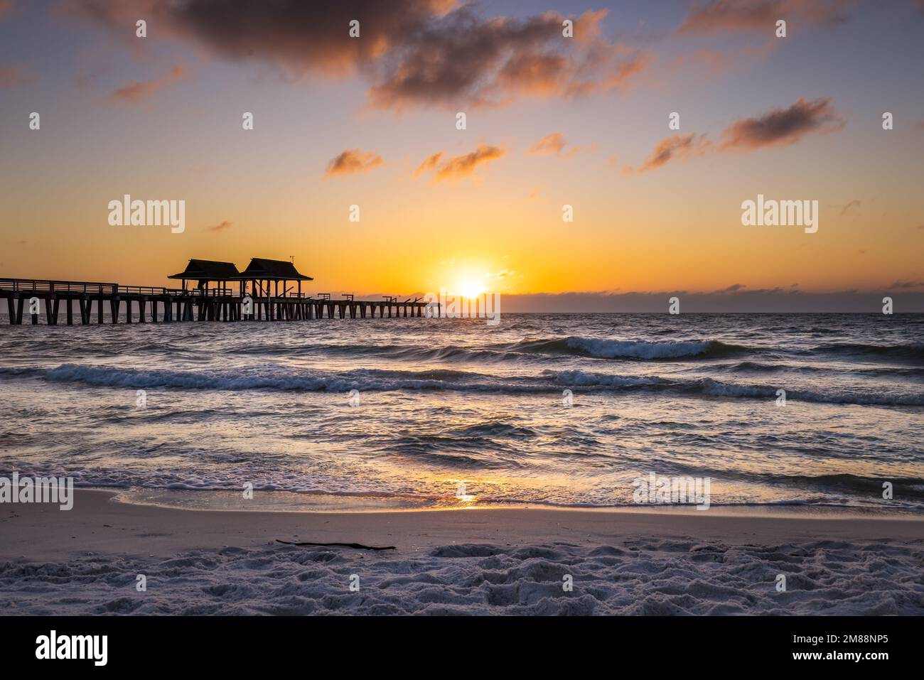 L'emblématique jetée de Naples au coucher du soleil un mois après l'ouragan Ian Naples, Floride États-Unis novembre 2022 Banque D'Images