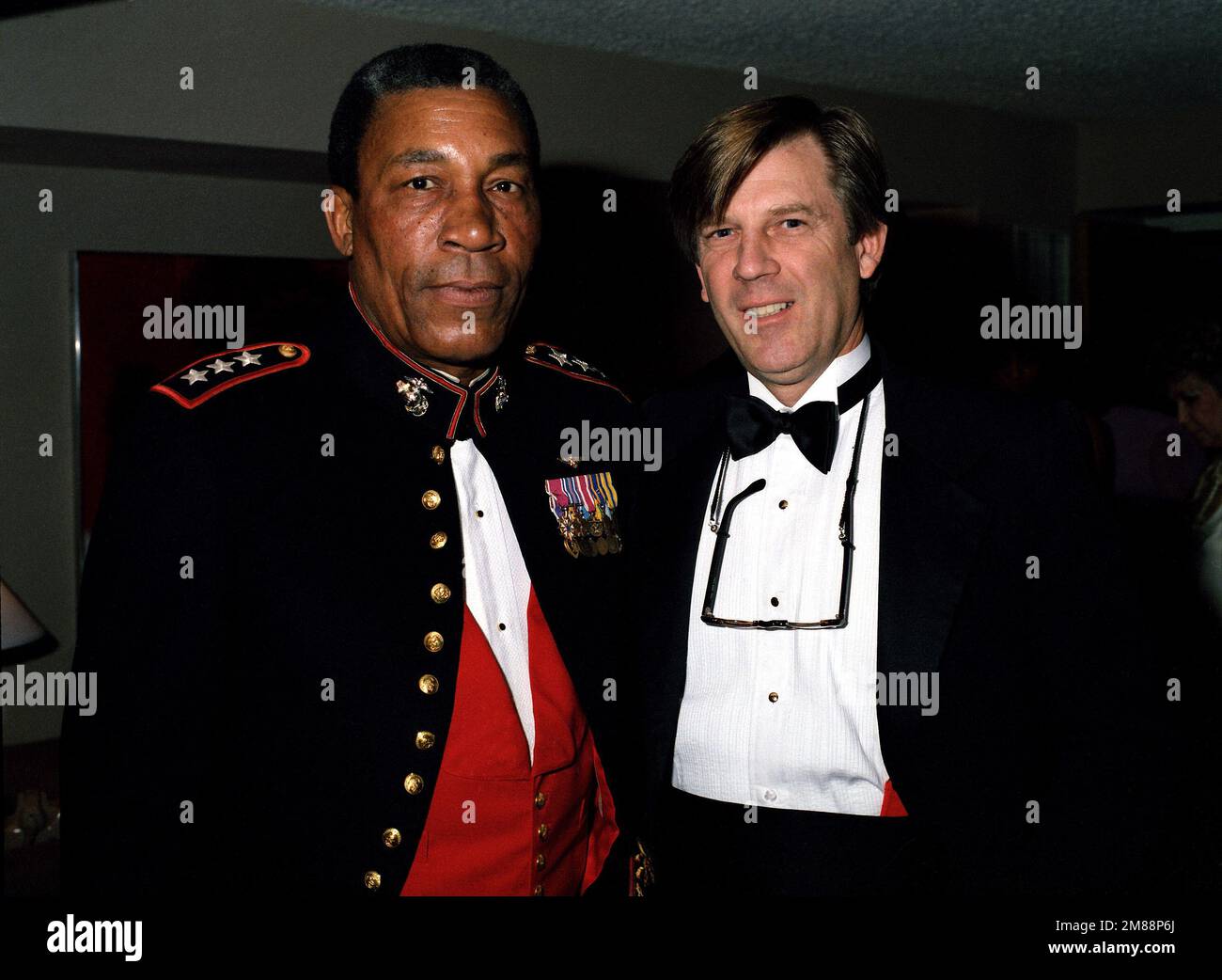 LE LGÉN Frank E. Peterson, commandant général, Marine corps combat Development Command, Quantico, Virginie, et Jeremy Sykes posent pour une photographie lors d'une réception à l'hôtel Sheraton de Washington. La réception a lieu avant le début du bal des officiers du corps des Marines. Base: Washington État: District de Columbia (DC) pays: Etats-Unis d'Amérique (USA) Banque D'Images