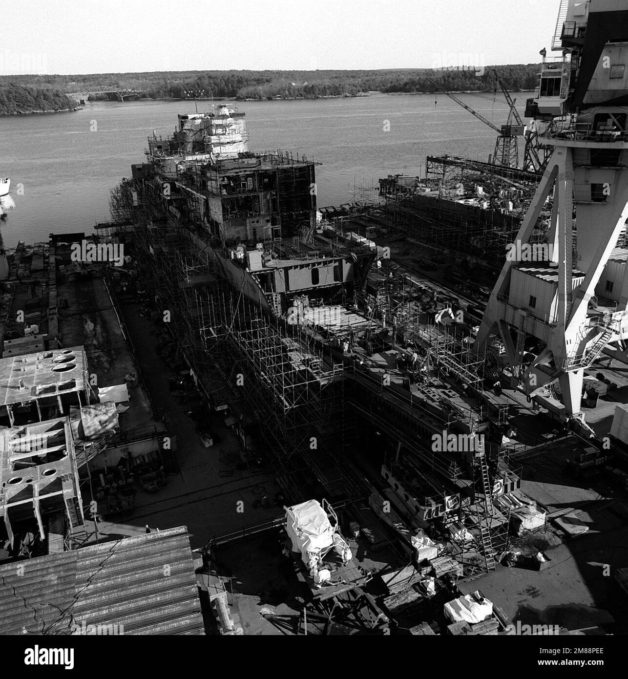 Vue en hauteur du quartier portuaire du croiseur de missiles guidé NORMANDY (CG-60) en construction. L'expédition est terminée à 40 %. Base: Bath État: Maine (ME) pays: Etats-Unis d'Amérique (USA) Banque D'Images