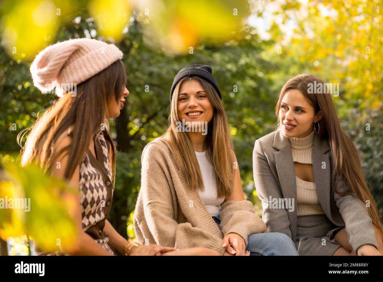 Les femmes se sont amies dans un parc en automne sans souci, mode de vie d'automne avec énergie positive Banque D'Images