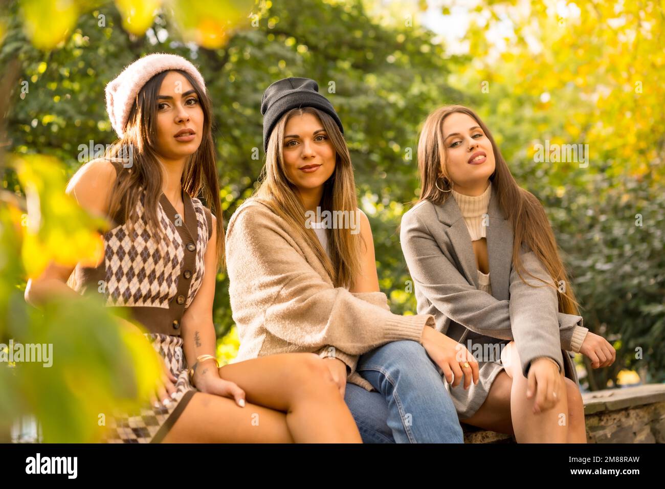 Portrait de femmes insouciantes amis dans un parc en automne, mode de vie automnal avec énergie positive Banque D'Images