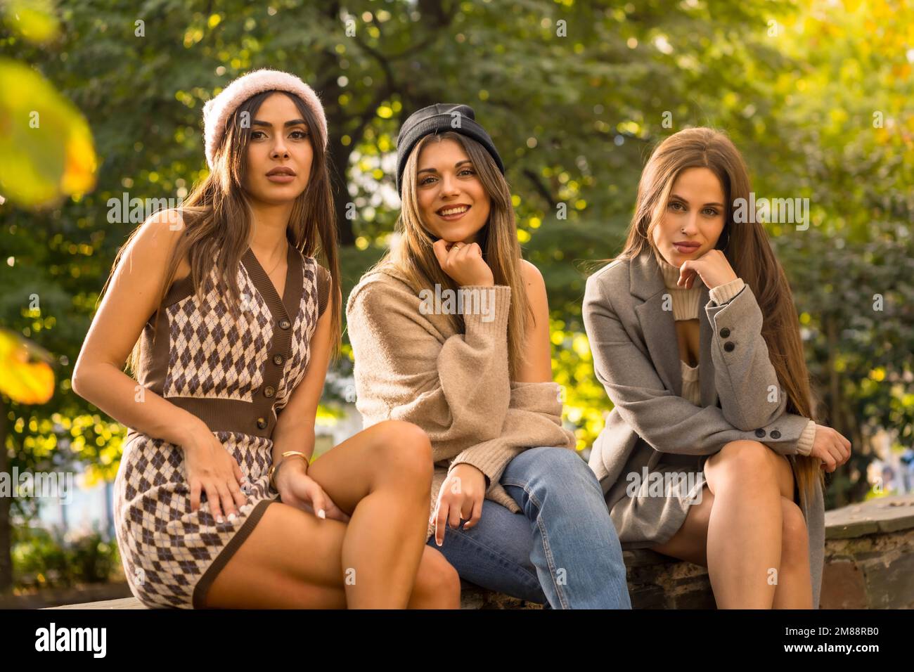 Portrait de femmes insouciantes amis dans un parc en automne, mode de vie automnal avec énergie positive Banque D'Images