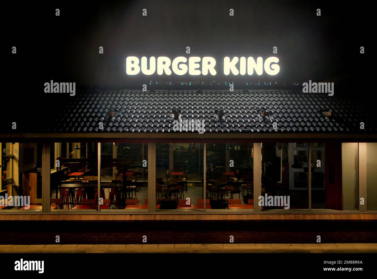 burger King drive restaurant à la nuit logo et panneau Great Western Road, Allerdyce court, Glasgow, G15 6SA Banque D'Images