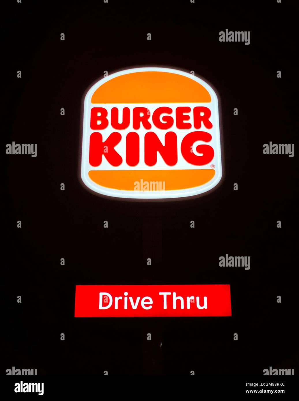 le logo et l'affiche du restaurant burger king drive at night Banque D'Images