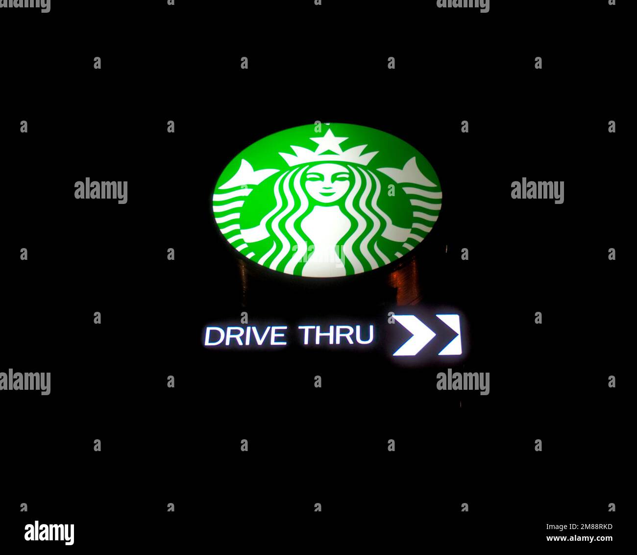 Service au volant avec logo Starbucks Banque D'Images