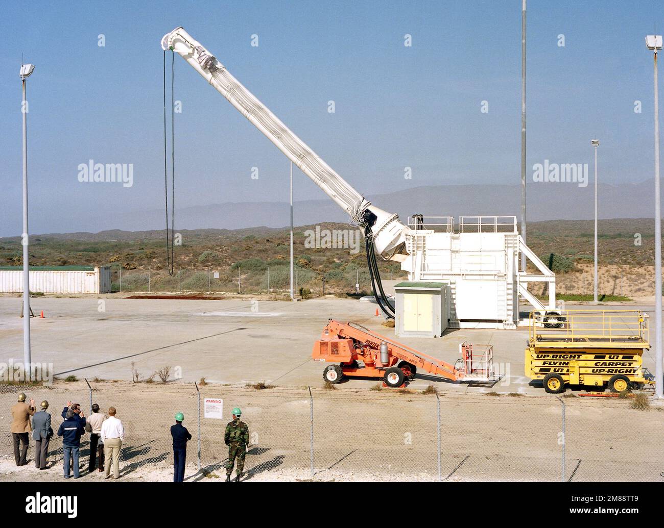 Vue du simulateur sur le bloc d'essai n° 1 tel qu'il est soulevé pour un lancement de missile CALTP (programme d'essai de lancement assisté par l'absorbeur). La méthode de lancement assisté par canister du MGM-134a Small ICBM (SIMBM) implique l'éjection du missile du canister par pression de vapeur avant l'allumage de ses phases propulsives. Base: Vandenberg Air Force base État: Californie (CA) pays: États-Unis d'Amérique (USA) Banque D'Images