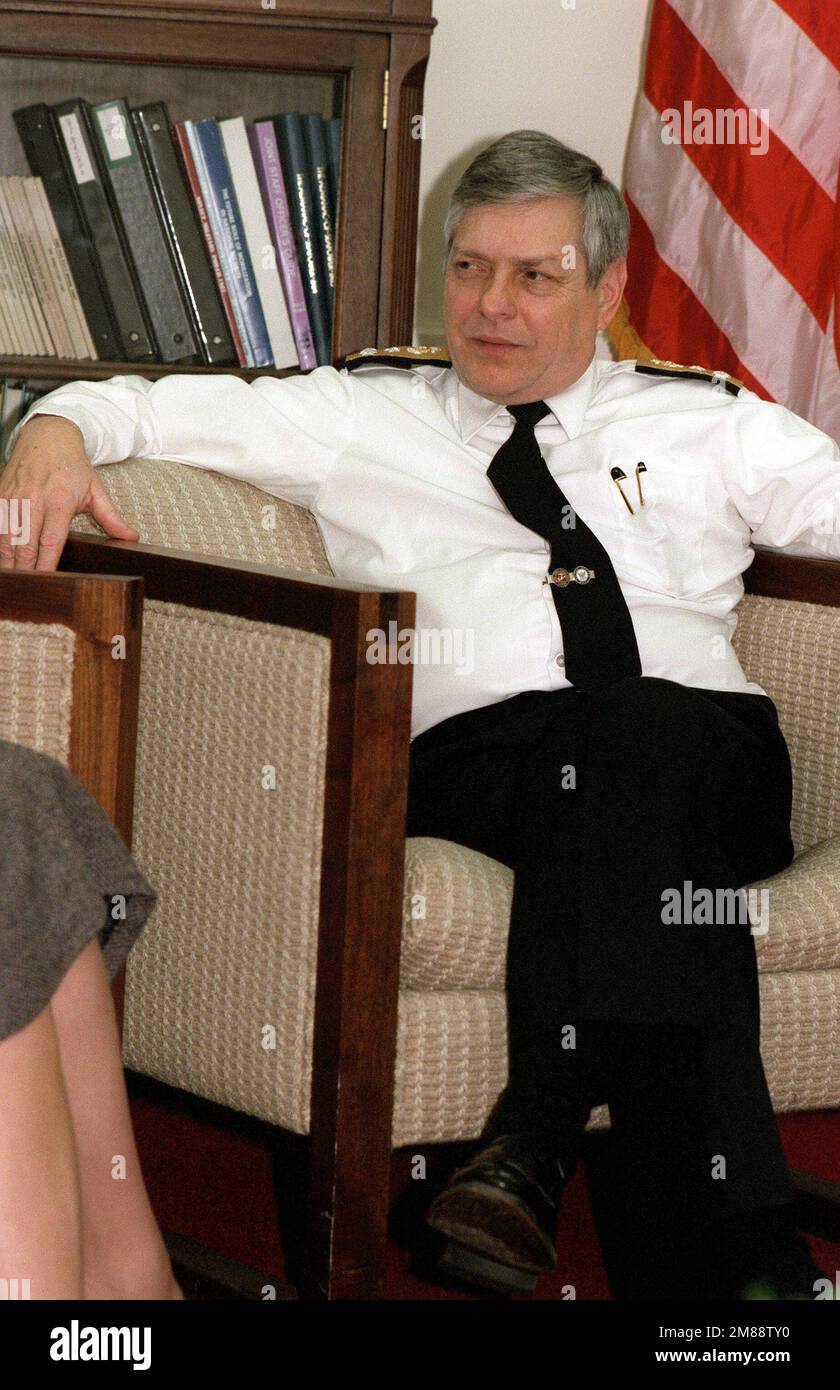 Le Vice-amiral James A. Zimble, chirurgien général de la Marine et directeur de la médecine navale, se détend dans son bureau au Pentagone. Base: Arlington État: Virginia (va) pays: Etats-Unis d'Amérique (USA) Banque D'Images