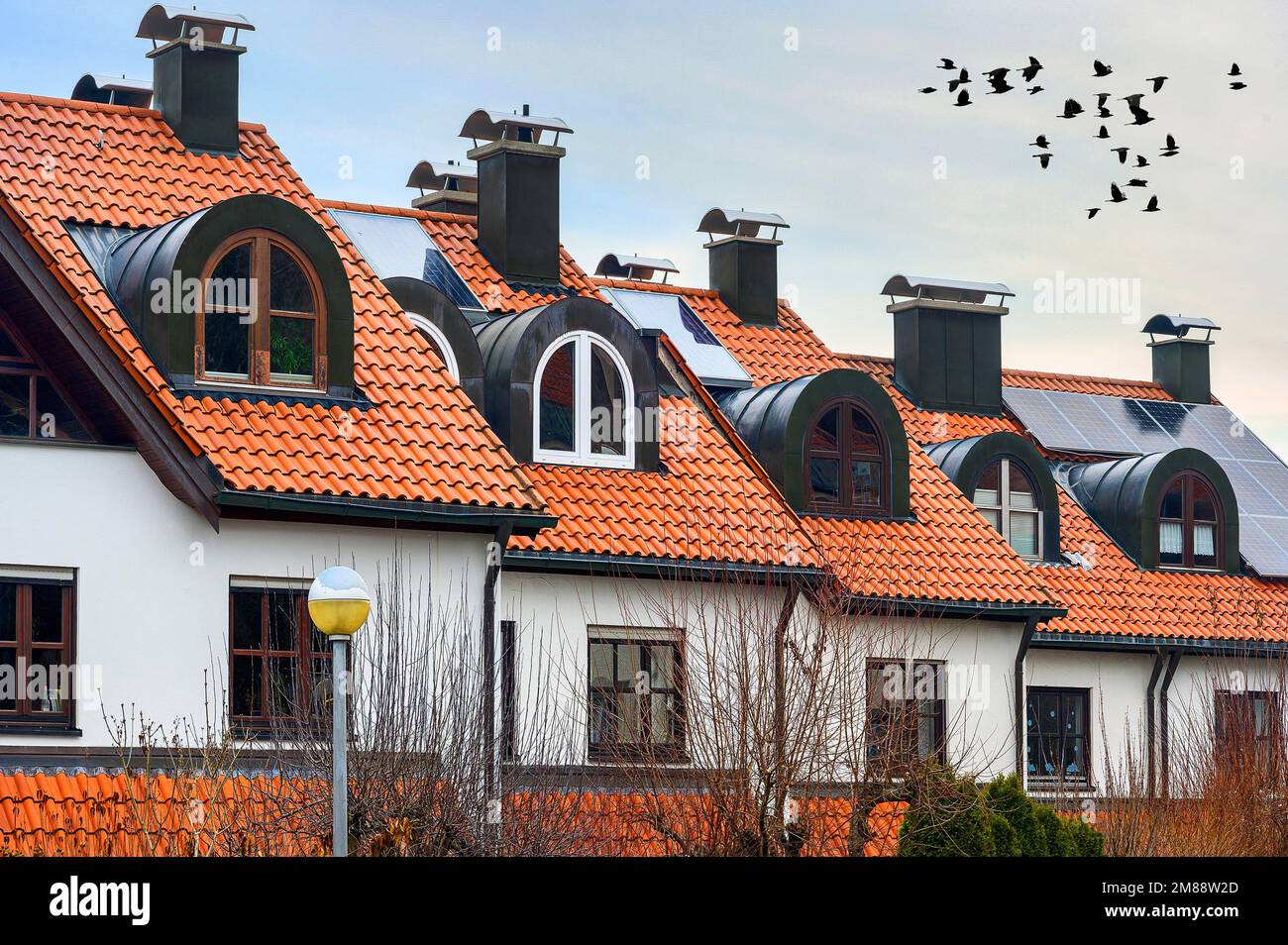Toits de maisons en terrasse modernes, toits carrelés avec dormeurs et panneaux solaires, Kempten, Allgaeu, Bavière, Allemagne Banque D'Images