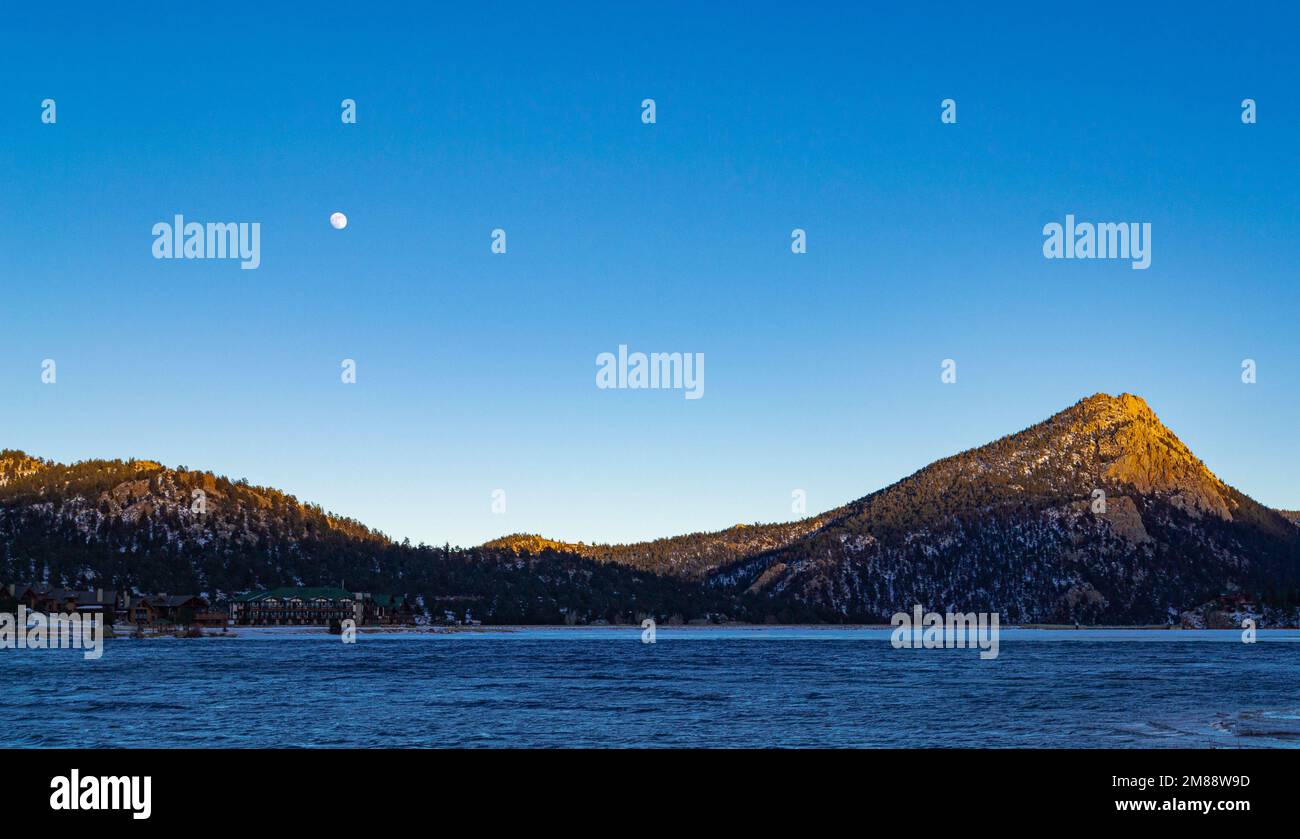 Moon Over Mountains Banque D'Images