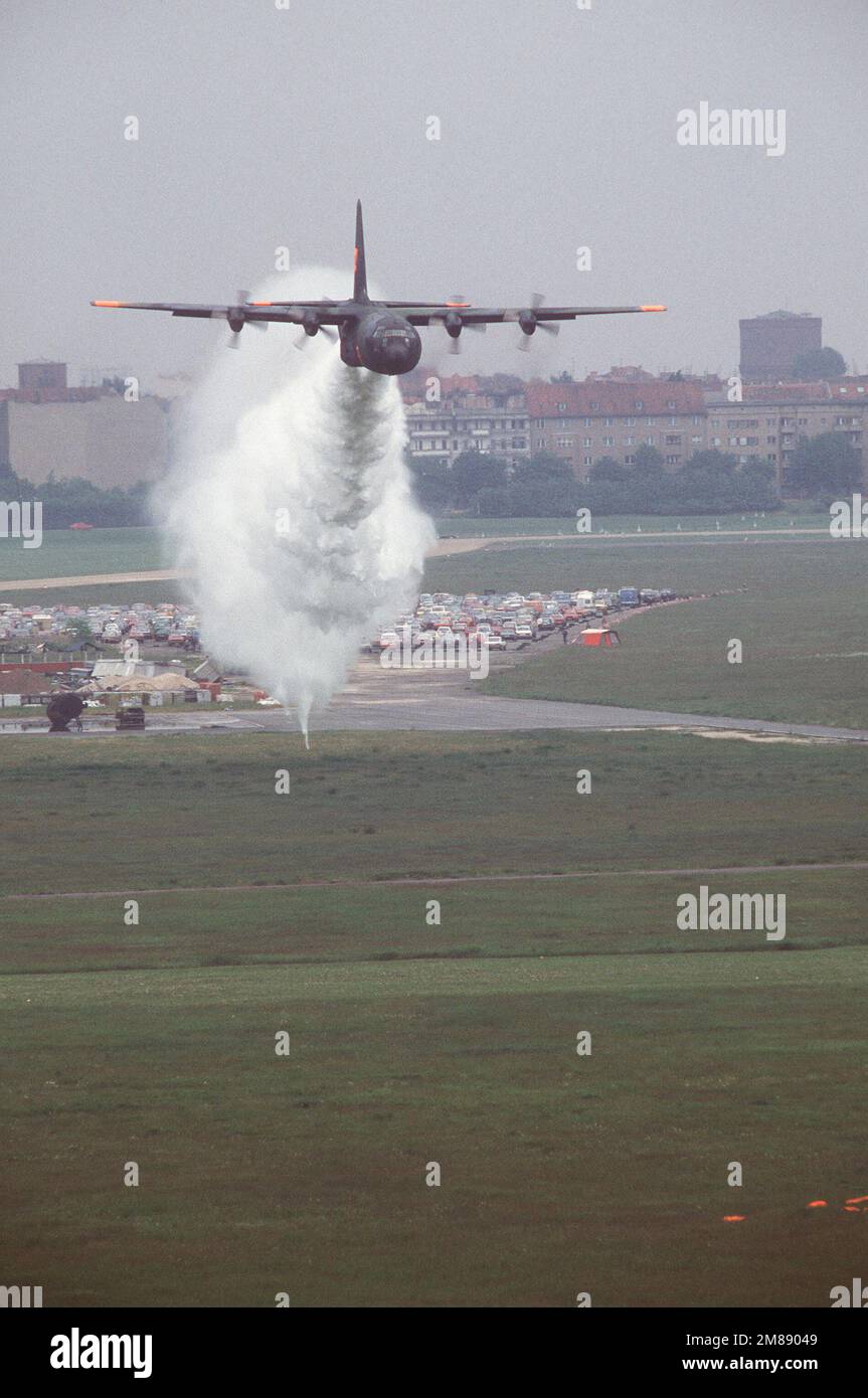 Un avion Hercules C-130 exécute une goutte d'eau à l'aéroport central de Templehof lors d'une démonstration. Le système est utilisé pour lutter contre les incendies de forêt. Base: Berlin pays: Allemagne / Allemagne (DEU) Banque D'Images