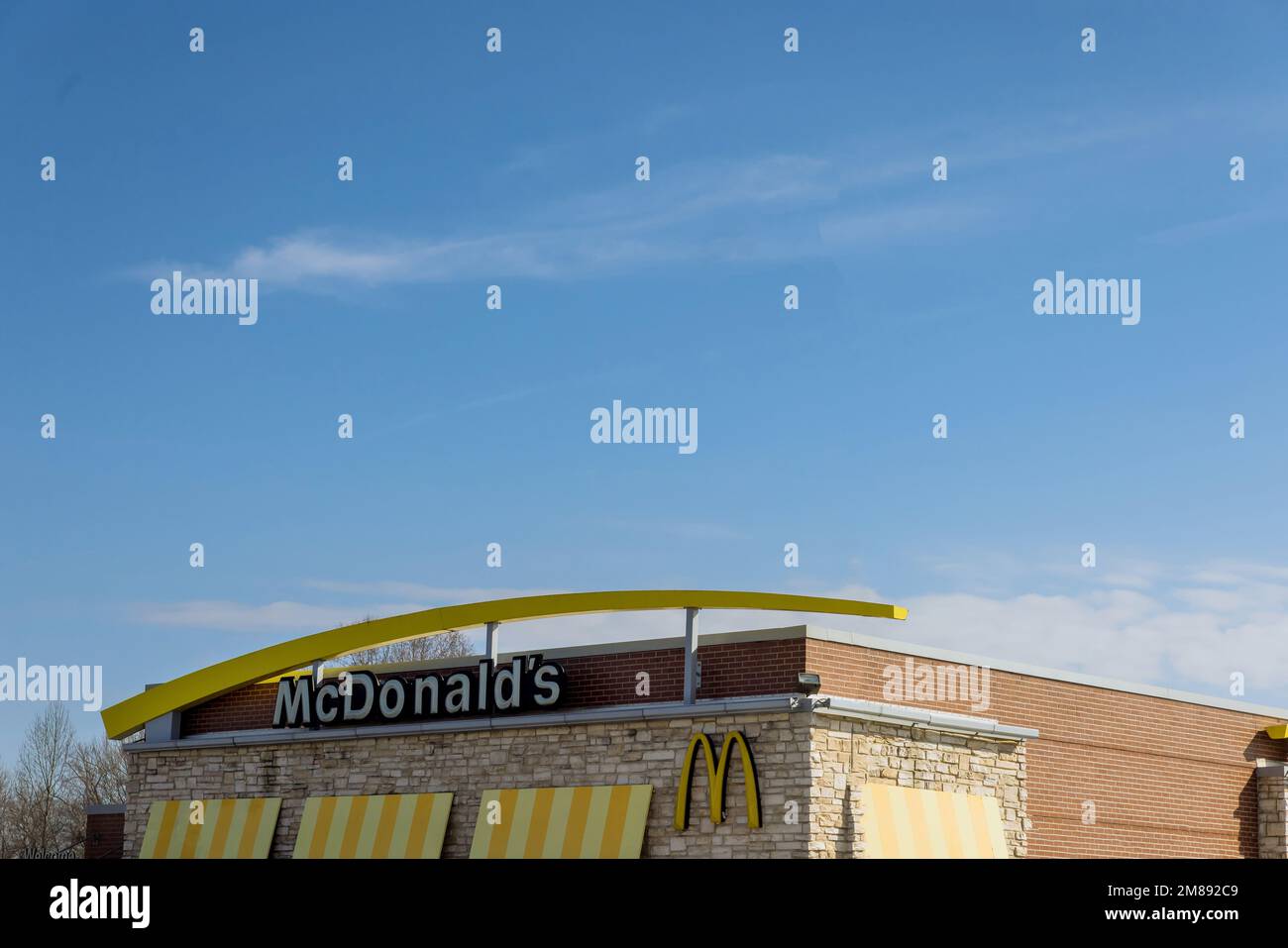 10 janvier 2023 Atlanta, GA USA vue extérieure du McDonald's contemporain Banque D'Images