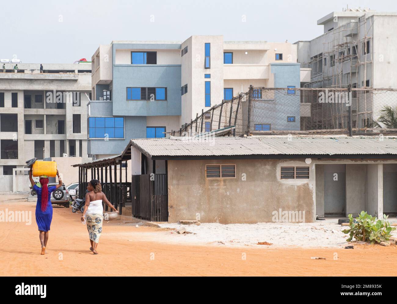 Cotonou, Bénin. 12th janvier 2023. Deux femmes se promènaient devant un complexe résidentiel près de la plage de Cotonou, Bénin, le 12 janvier 2023. Crédit: Li Yahui/Xinhua/Alamy Live News Banque D'Images