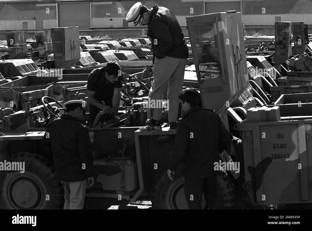 Contralmirante Munoz Mier, directeur du corps maritime mexicain, inspecte les véhicules achetés à la base logistique du corps maritime à Barstow. Date exacte prise de vue inconnue. Base : Barstow État : Californie (CA) pays : États-Unis d'Amérique (USA) Banque D'Images