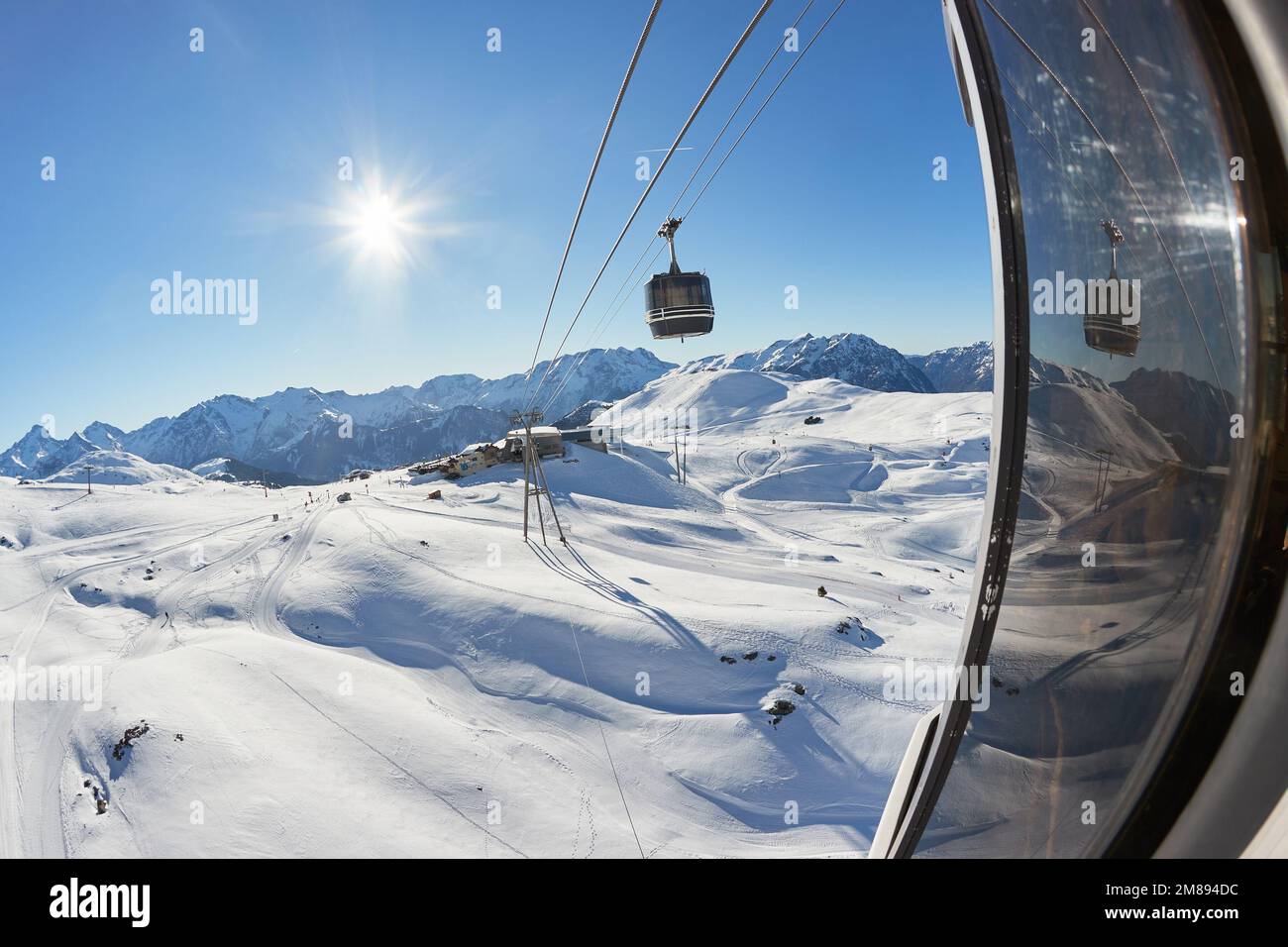 Les cabines de remontée mécanique montent sur une station de ski Banque D'Images