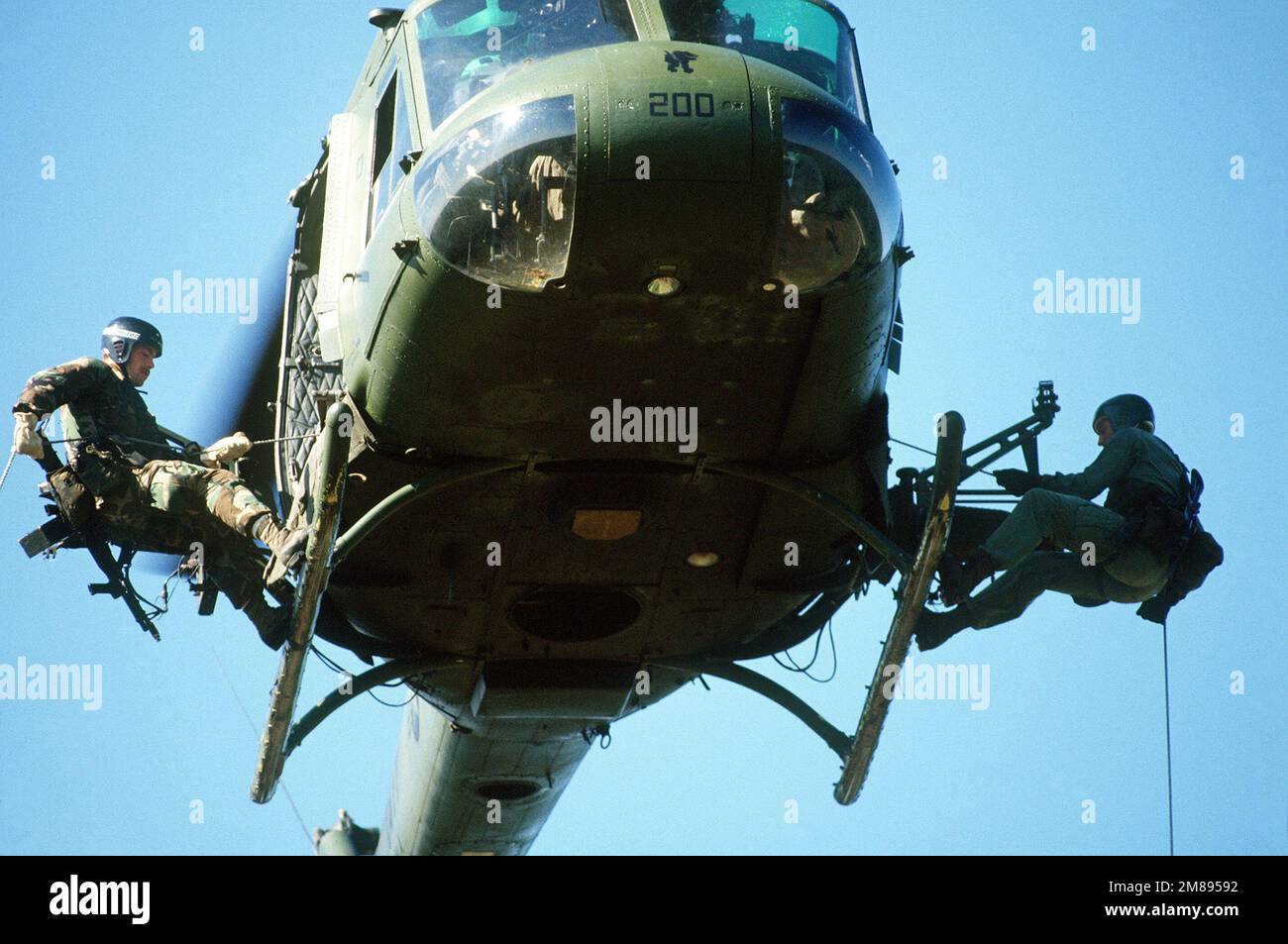 ÉTATS-UNIS Les membres de l'équipe Marine-Air-Land (SEAL) proviennent d'un hélicoptère UH-1 Iroquois lors de l'entraînement à la guerre tactique. Pays : inconnu Banque D'Images ÉTATS-UNIS Les membres de l'équipe Marine-Air-Land (SEAL) proviennent d'un hélicoptère UH-1 Iroquois lors de l'entraînement à la guerre tactique. Pays : inconnu Banque D'Images