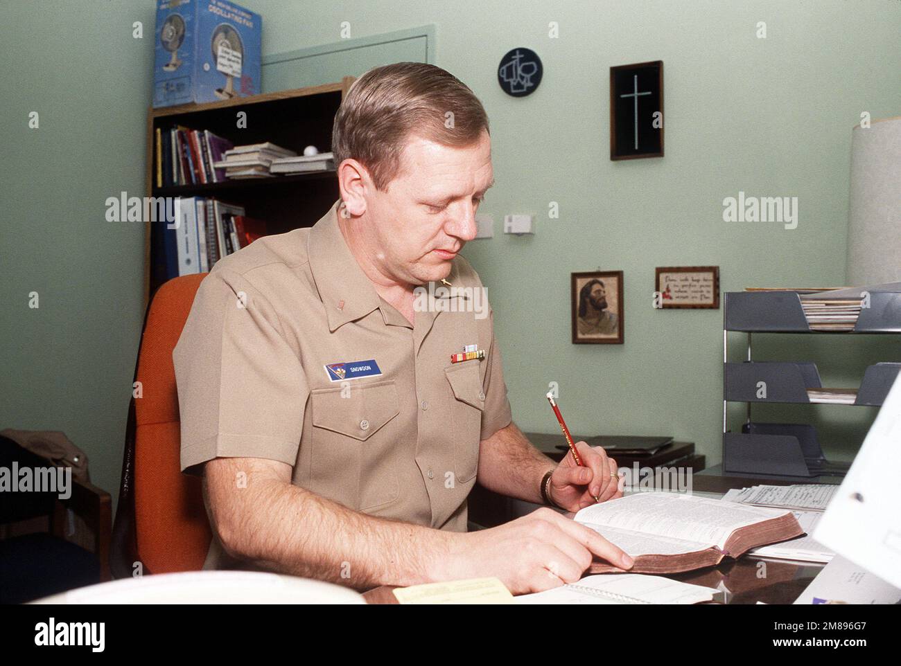 LT. j.g. Dave Snowdon, Aumônier protestant de la station aérienne, prépare un sermon pour son prochain service du dimanche. Base: Naval Air Station, Sigonella État: Sicile pays: Italie (ITA) Banque D'Images