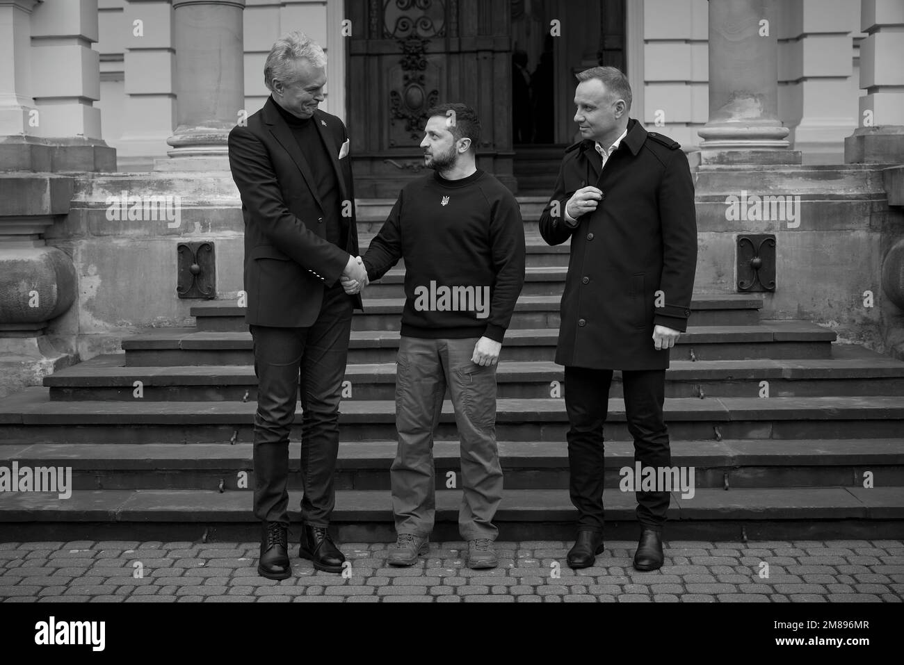 Le président de l'Ukraine, Volodymyr Zelensky, le président de la Pologne, Andrzej Duda, et le président de la Lituanie, Gitanas Nausėda, ont tenu une réunion sous la forme du triangle de Lublin à Lviv, en Ukraine. Comme l'a noté le chef de l'État lors de la réunion avec les représentants des médias à la suite des négociations, la principale attention a été portée aux questions de sécurité. « J'ai informé nos amis de la situation sur le front et des préparatifs de la Russie en vue d'une nouvelle escalade sur le front. Nous savons ce qu'il faut se préparer, ce que l'État terroriste se prépare. Nous y répondrons. 'Photo: Le Bureau présidentiel de l'Ukraine Banque D'Images