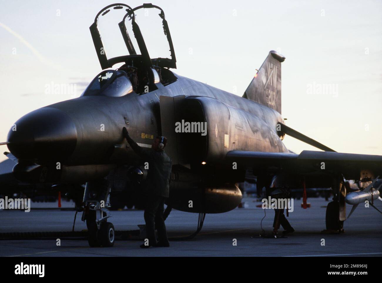 Les militaires de maintenance effectuent un contrôle en amont sur un avion de type « Wild Weasel » de l'aile Fighter tactique F-4G 37th. Base : George Air Force base État : Californie (CA) pays : États-Unis d'Amérique (USA) Banque D'Images