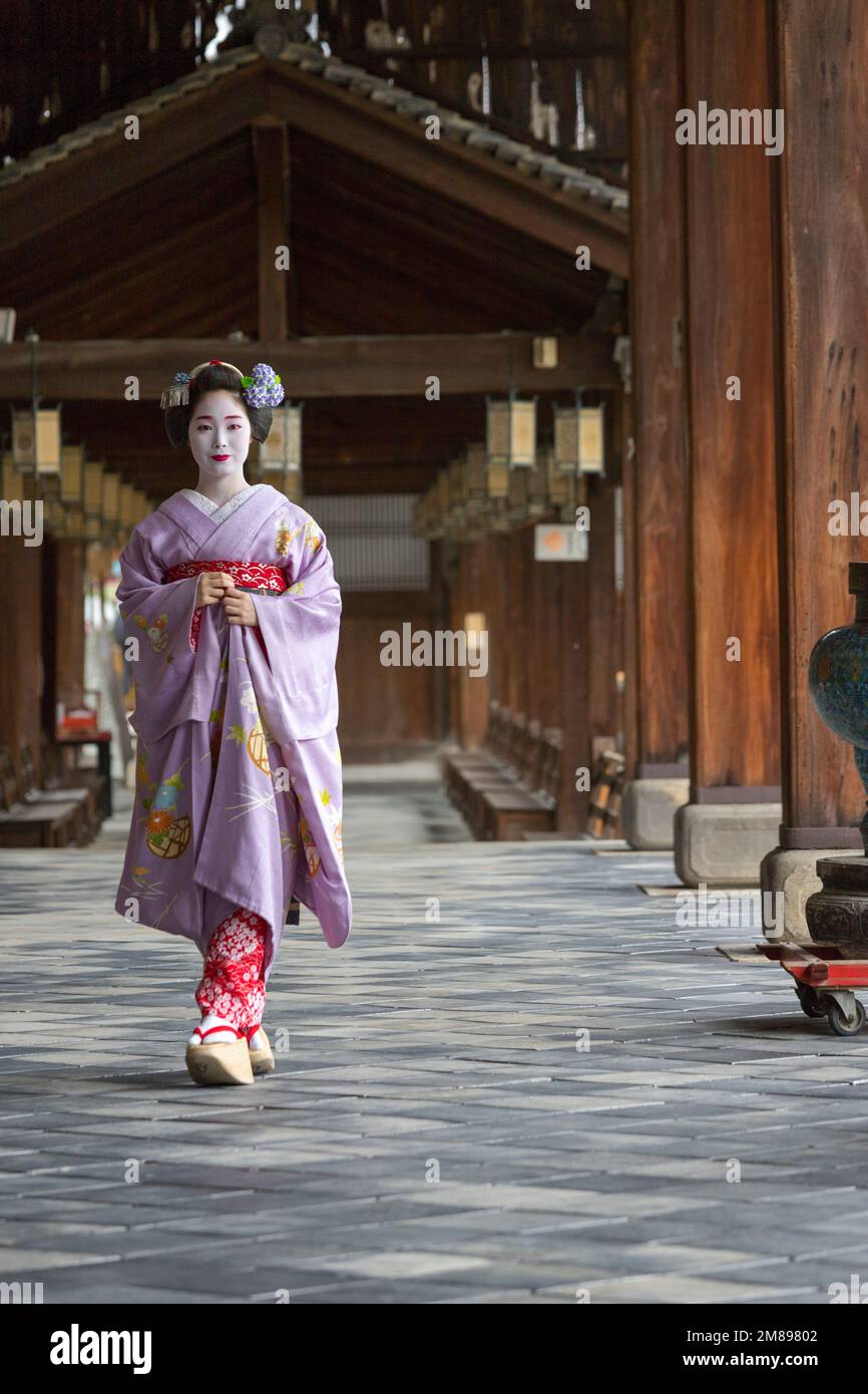 Une Geisha et maiko tirer sur Manpakuji, Kyoto Temple Banque D'Images