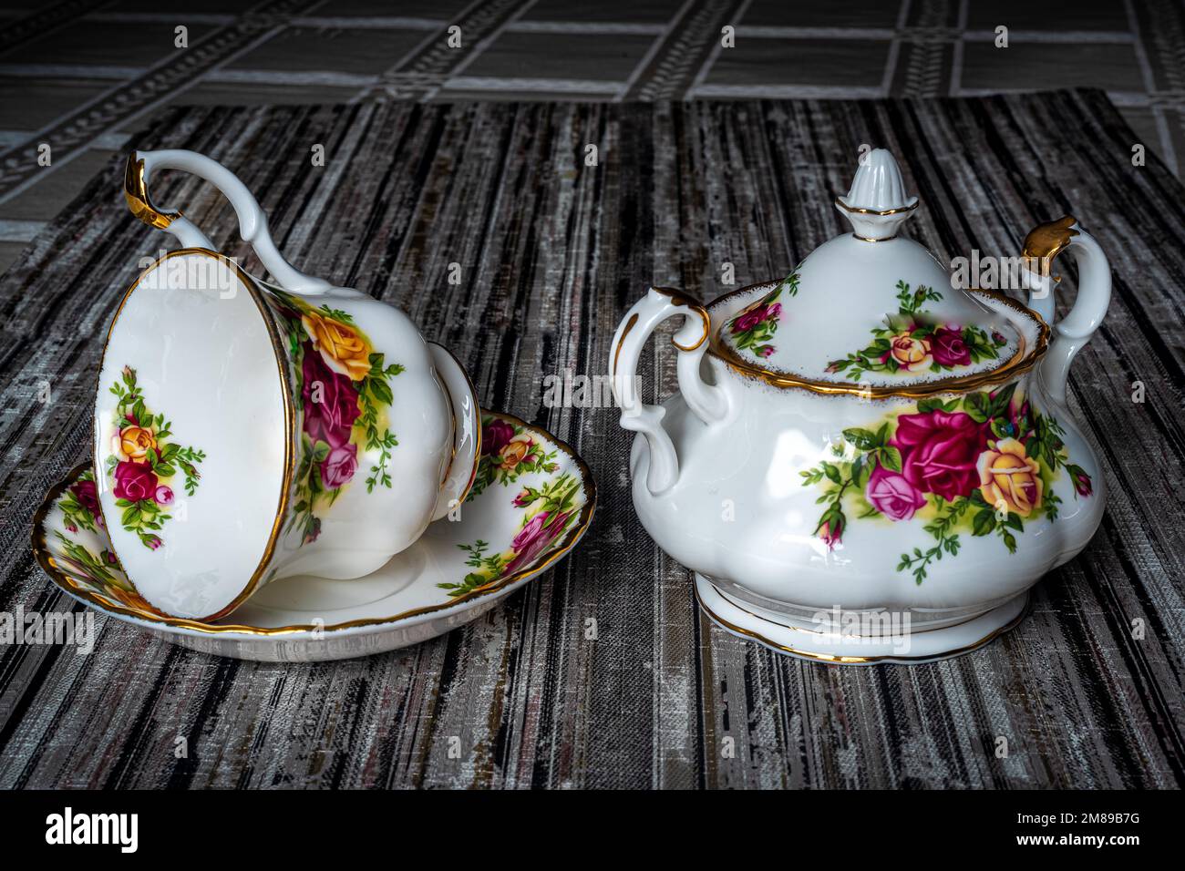 Vaisselle en porcelaine Royal Albert, bol à sucre et tasse à café. Fleurs  peintes à la main. Peut être utilisé pour illustrer des plats en porcelaine  dans les journaux Photo Stock -