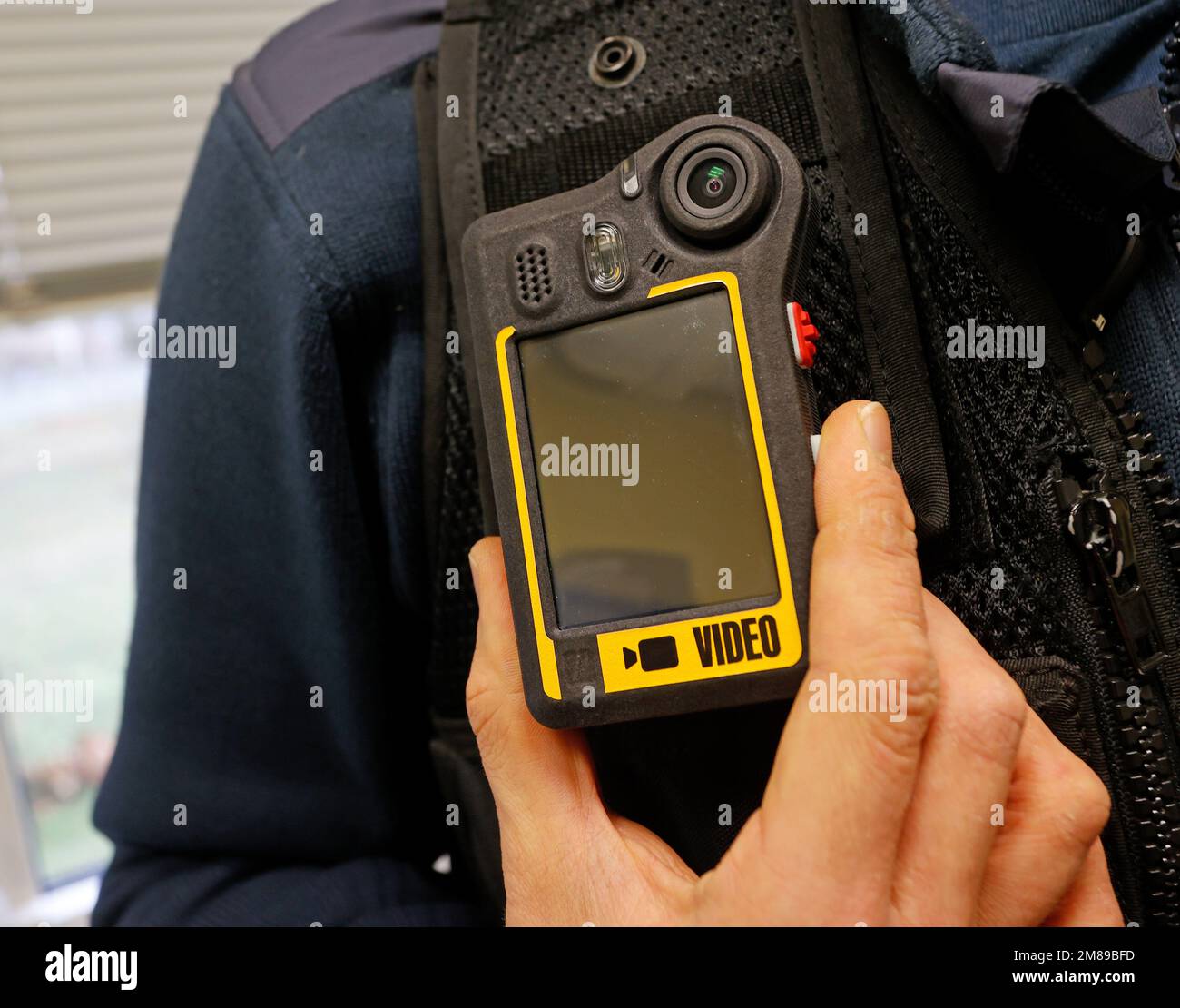 PRODUCTION - 11 janvier 2023, Saxe-Anhalt, Blankenburg: Un employé de ...