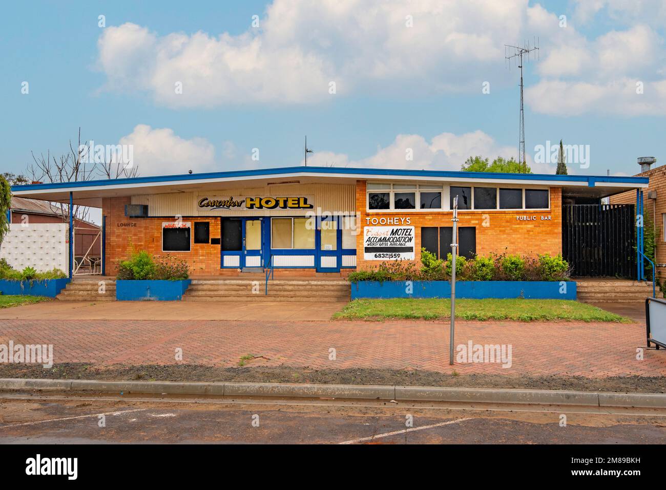 Avec son grand toit en forme de papillon, l'hôtel Cannonbar de Nyngan, dans le nord-ouest de la Nouvelle-Galles du Sud, l'Australie est un bon exemple d'architecture moderne du milieu du siècle Banque D'Images