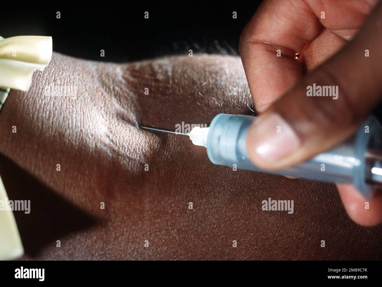 Un corpsman utilise une seringue pour prélever le sang d'un patient à des fins de test à l'hôpital naval. Base: Naval Air Station, Jacksonville État: Floride (FL) pays: Etats-Unis d'Amérique (USA) Banque D'Images