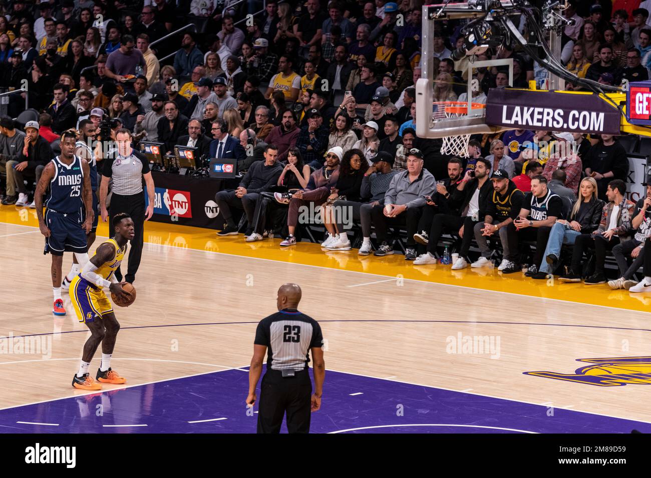 Los Angeles, États-Unis. 12th janvier 2023. Basket-ball: NBA, partie  principale, Los Angeles Lakers - Dallas Mavericks. Dennis Schröder (l),  joueur national de basket-ball, tire une balle libre pendant le match entre  les