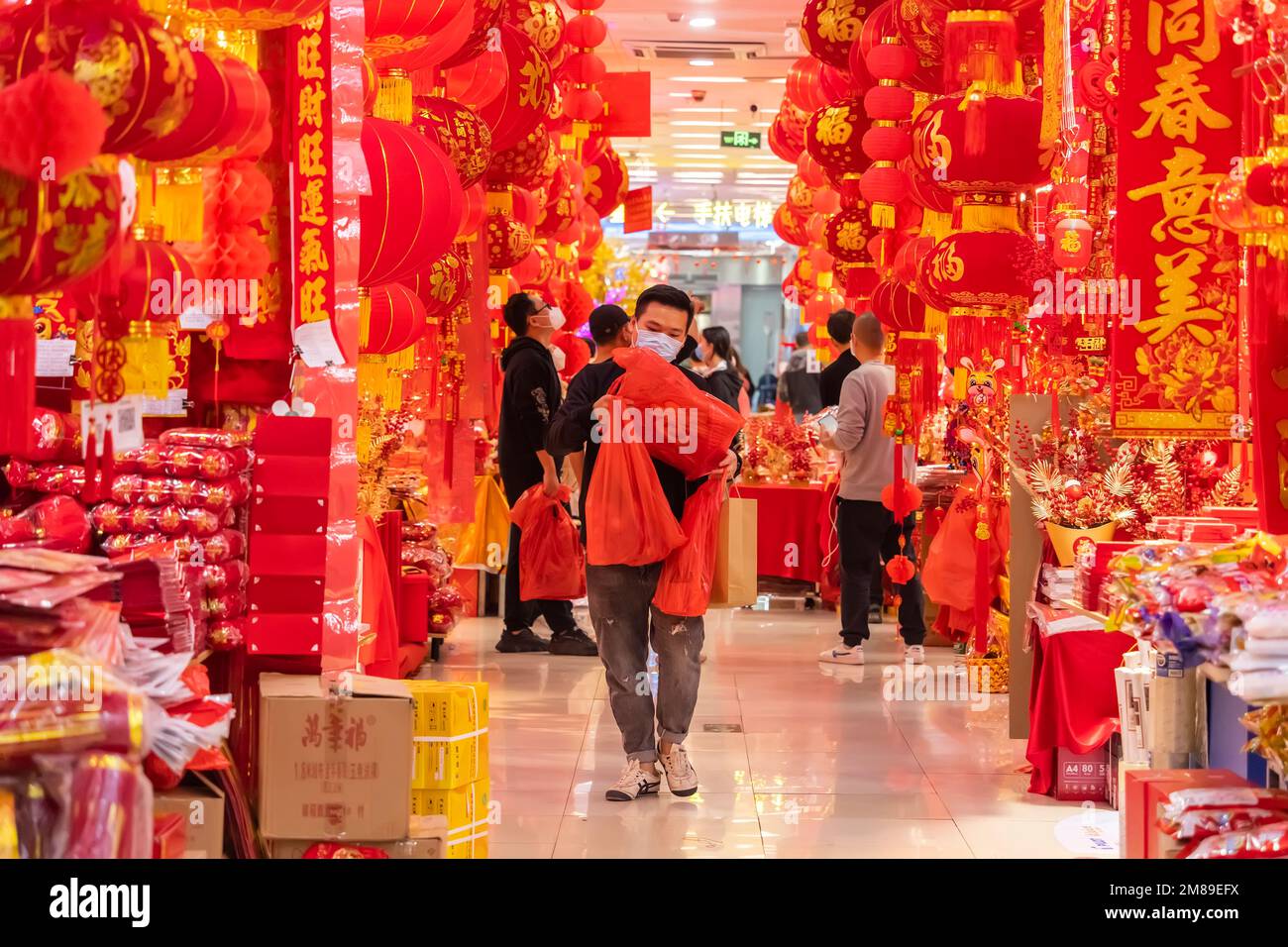 SHEN ZHEN,CHINE - 9 janvier,2023: Les gens achetant la décoration traditionnelle de chinois et les symboles de bonne chance pour le nouvel an chinois au marché aux fleurs de Shenzhen Banque D'Images