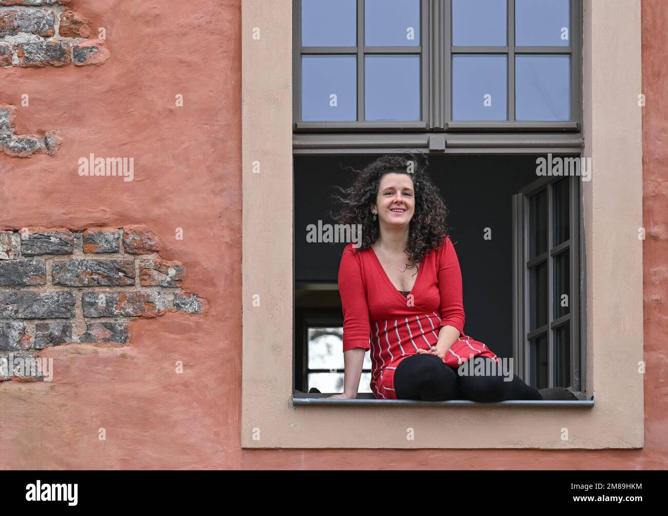 Beeskow, Allemagne. 12th janvier 2023. Franziska Hauser, auteur, se trouve sur la bordure de la fenêtre de son appartement au château de Beeskow. Depuis 9 janvier, Franziska Hauser est l'écrivain du château de Beeskow en 30th. L'auteur de Berlin va maintenant vivre et travailler ici pendant cinq mois. Credit: Patrick Pleul/dpa/Alay Live News Banque D'Images