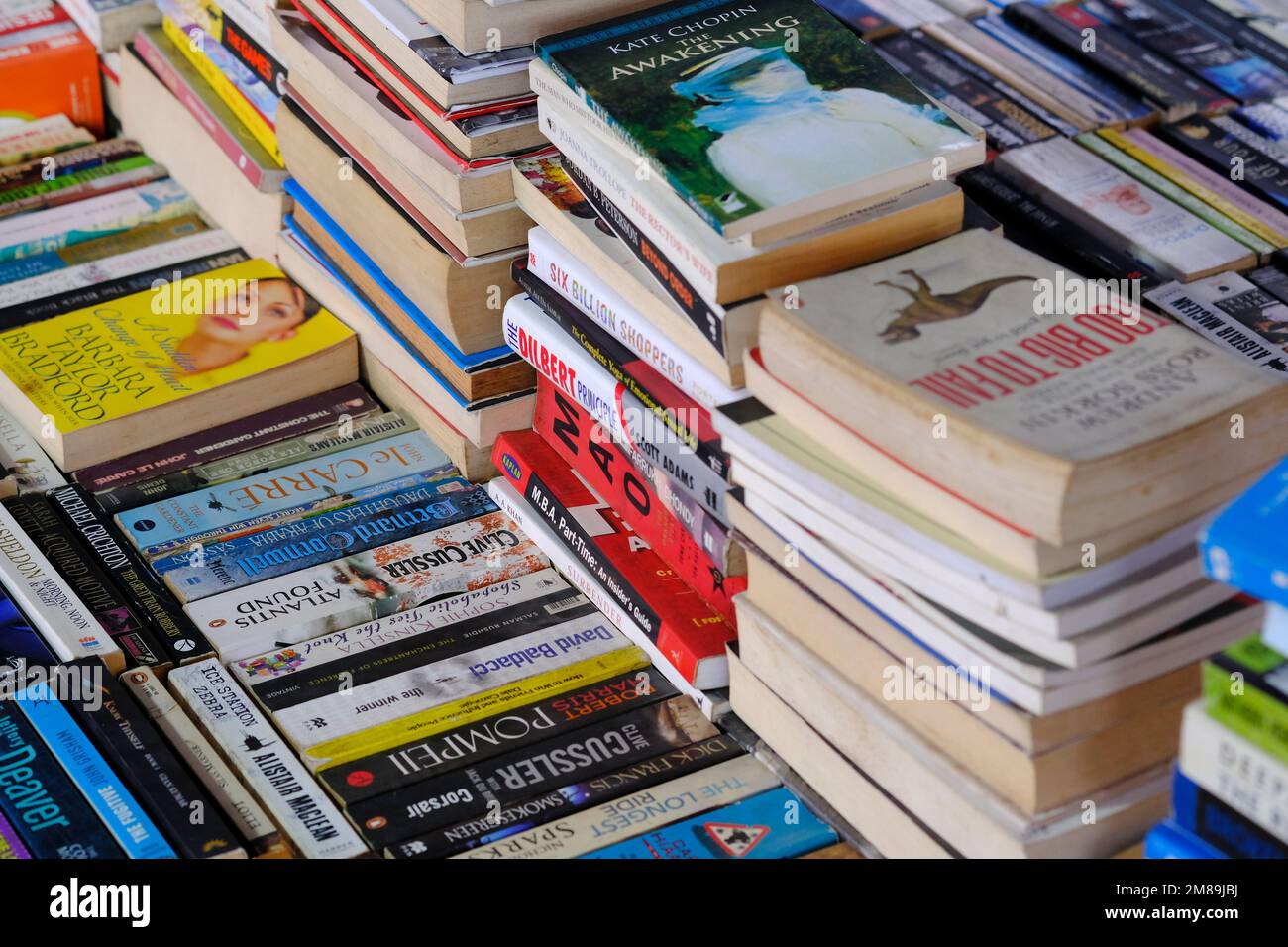25 décembre 2022, Pune, Inde - rangement de livres sur le marché local, grande variété de livres à vendre. Banque D'Images