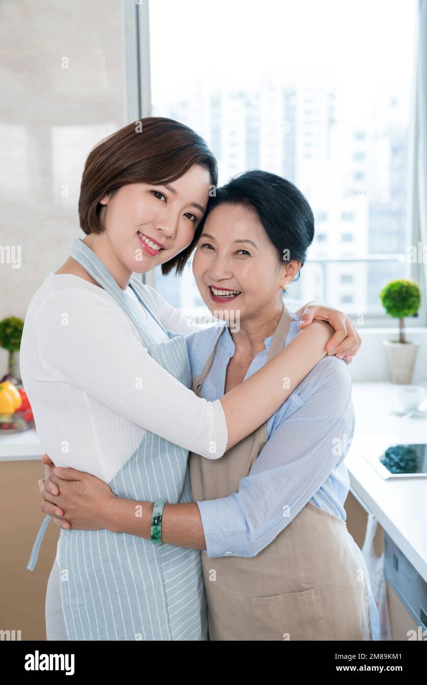 Mère et fille deux personnes dans la cuisine Banque D'Images