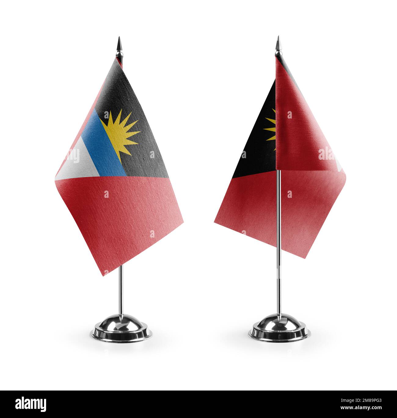 Petits drapeaux nationaux d'Antigua-et-Barbuda sur fond blanc. Banque D'Images