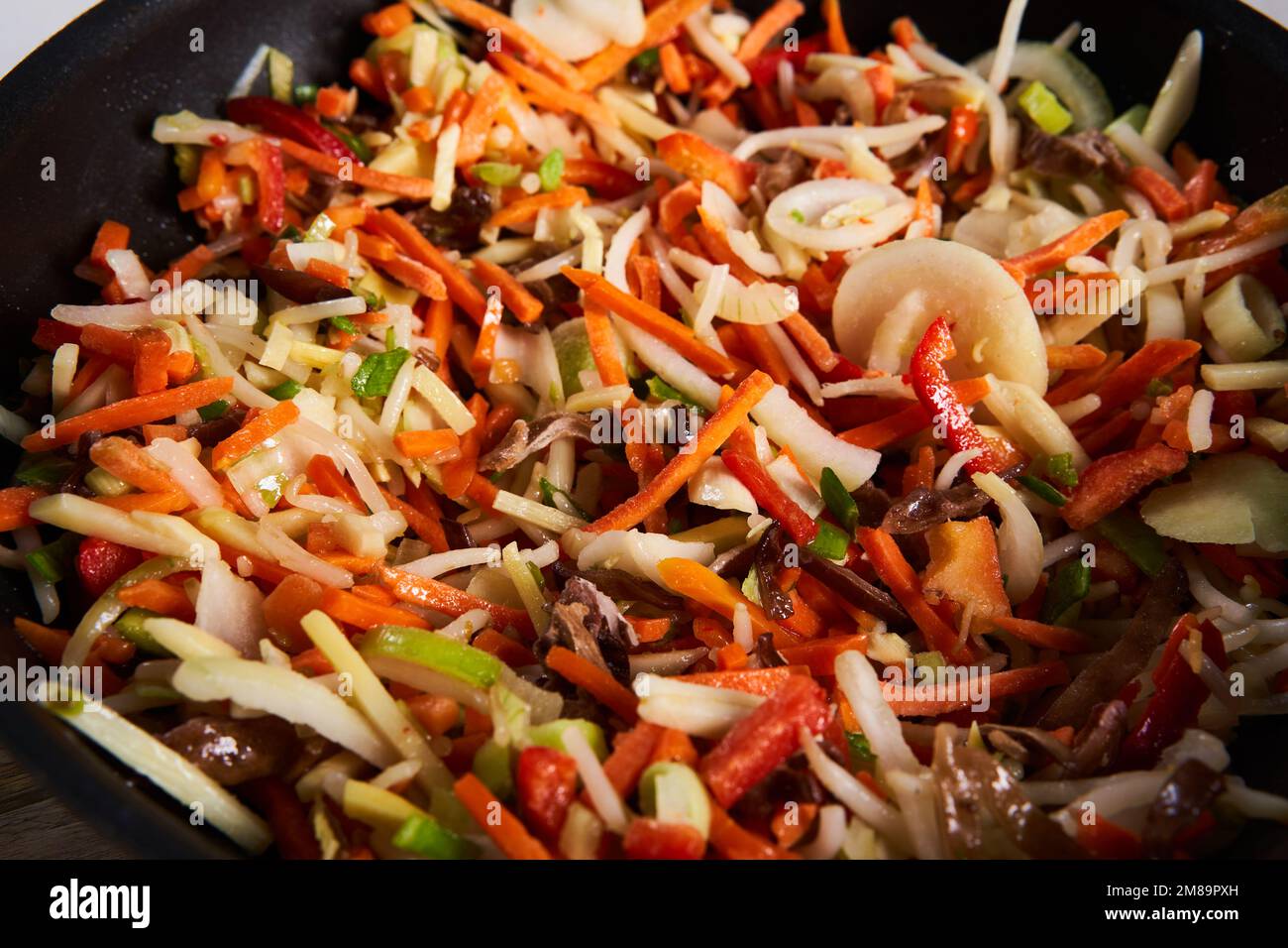 Faire sauter les légumes surgelés dans le wok Photo Stock - Alamy