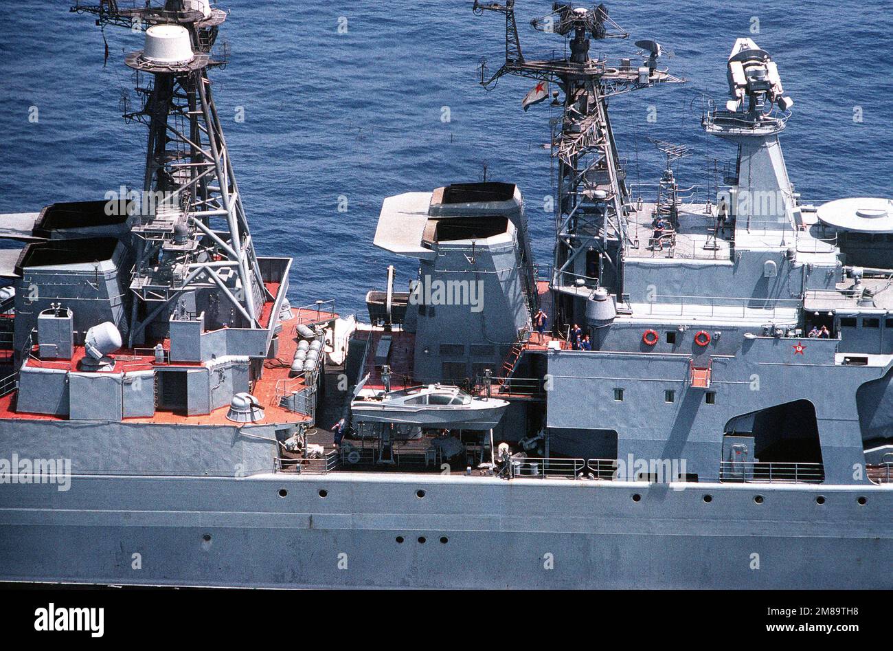 Une vue à tribord de l'équipement radar à bord du destroyer-missile guidé de classe Udaloy soviétique Vitse-Admiral Kulakov (DDG-659). Pays: Mer méditerranée (MED) Banque D'Images