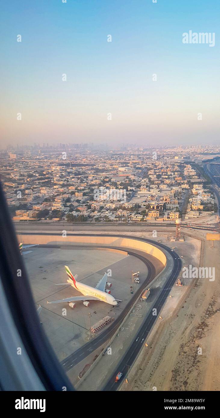 Eau, Dubaï - 26 novembre 2021: Vue de la fenêtre de l'avion sur le ciel bleu et la terre avec paysage du désert, de la mer et des canaux dans les Émirats. Photo de haute qualité Banque D'Images