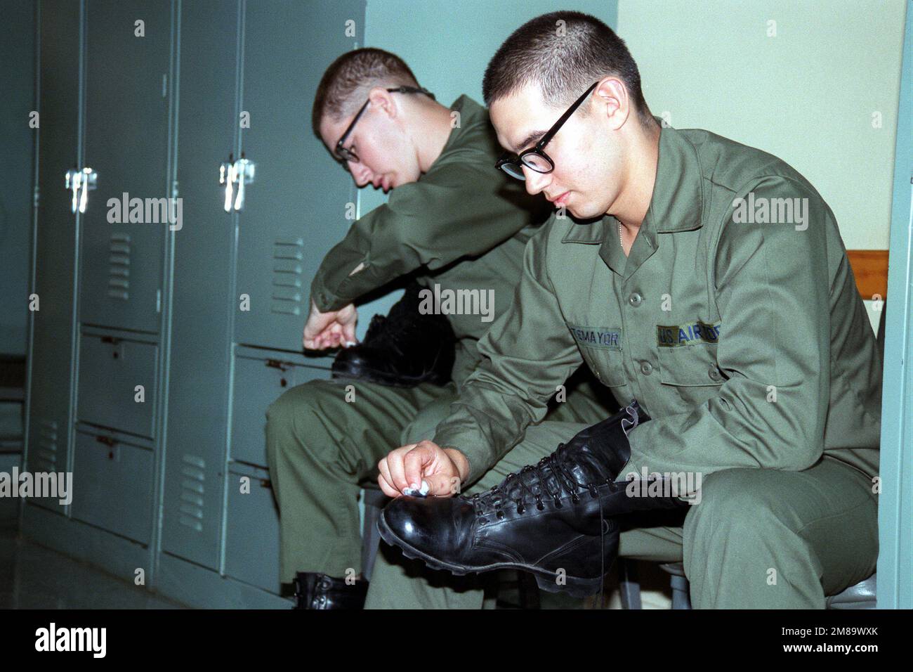Deux recrues du vol 525, 3701st Escadron d’entraînement militaire de base, polissent leurs bottes. Base: Lackland Air Force base État: Texas (TX) pays: Etats-Unis d'Amérique (USA) Banque D'Images