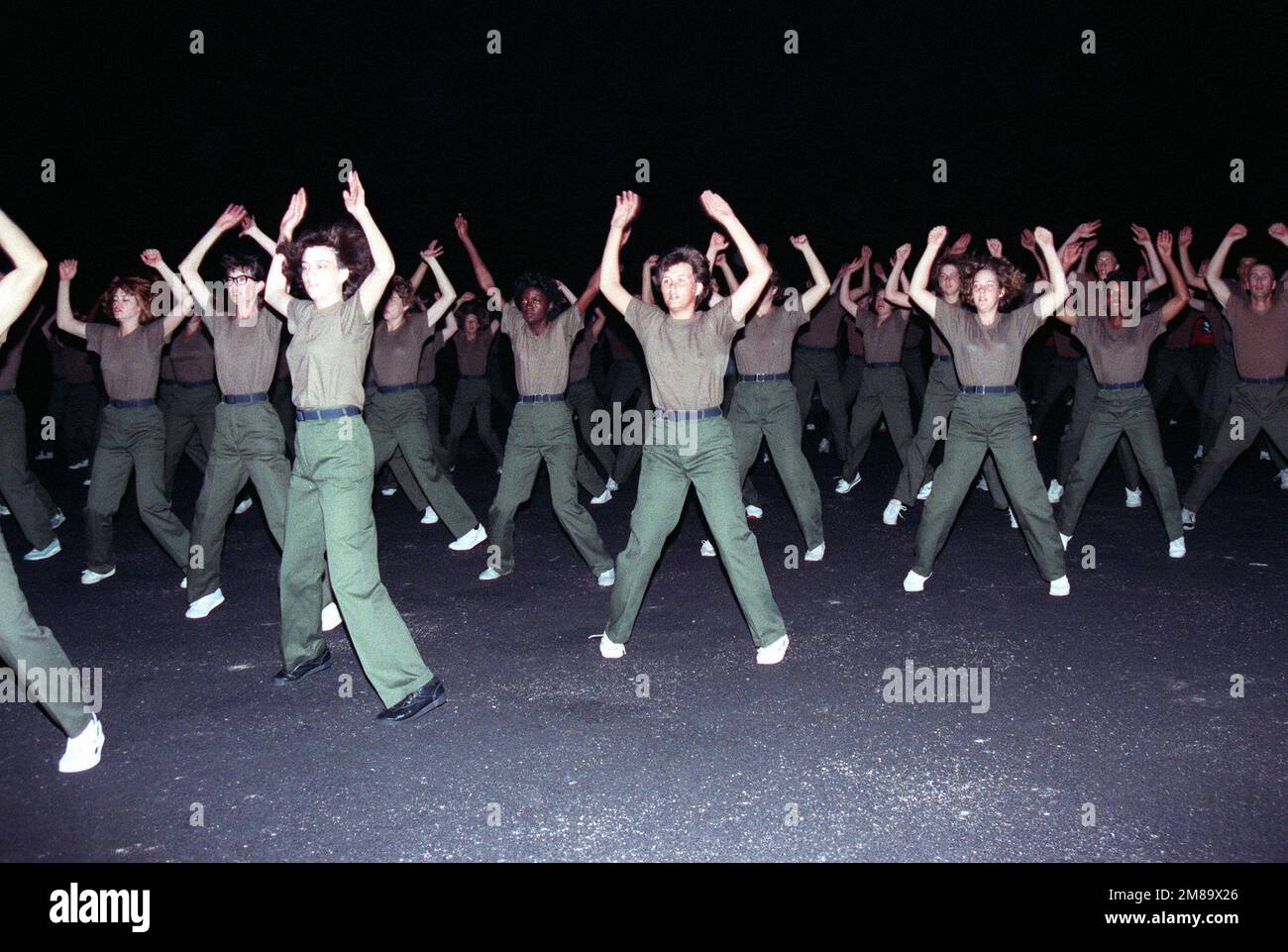 Les recrues du vol W141, 3743rd Escadron d’entraînement militaire de base, reçoivent une formation physique en début de matinée. Base: Lackland Air Force base État: Texas (TX) pays: Etats-Unis d'Amérique (USA) Banque D'Images