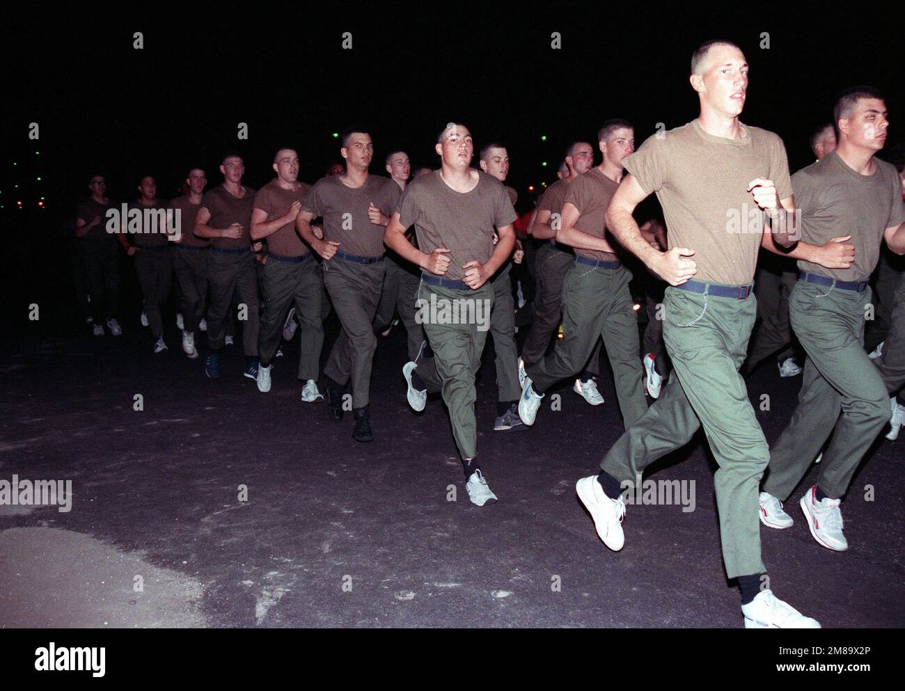 Les recrues du vol 570, 3703rd Escadron d’entraînement militaire de base, reçoivent une formation physique en début de matinée. Base: Lackland Air Force base État: Texas (TX) pays: Etats-Unis d'Amérique (USA) Banque D'Images