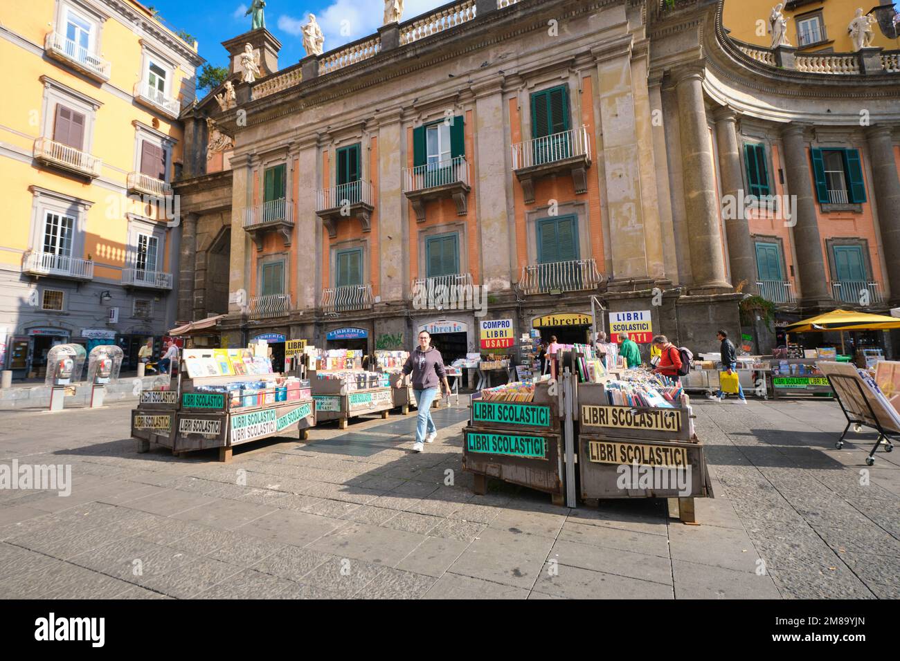 L'un des nombreux vendeurs de livres utilisés à la Piazza Dante. Cette boutique vend des livres scolaires d'occasion. À Naples, Naples, Italie, Italie, Europe. Banque D'Images