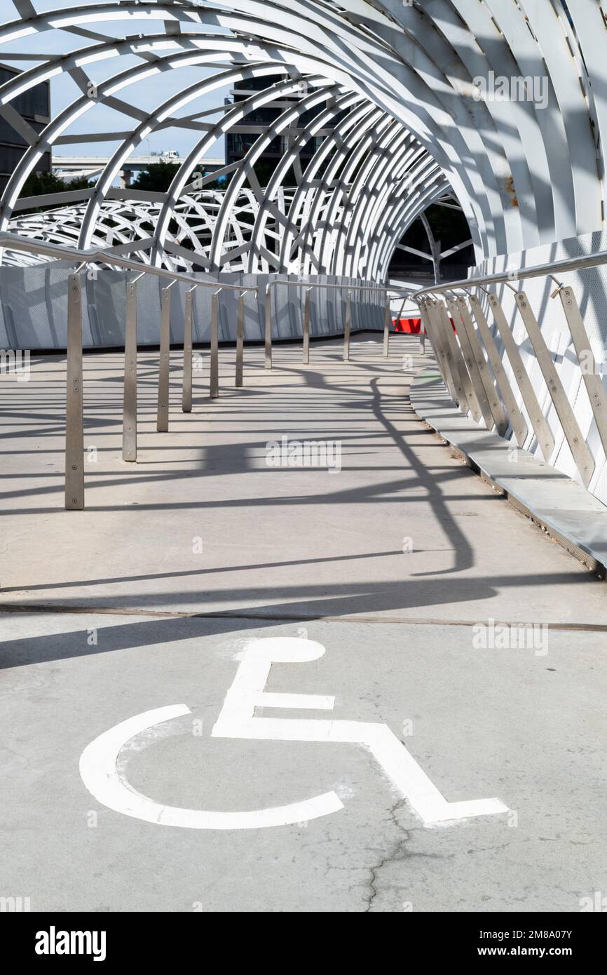 Panneau indiquant l'accès aux fauteuils roulants sur le pont Webb dans le quartier des affaires de Melbourne. Banque D'Images