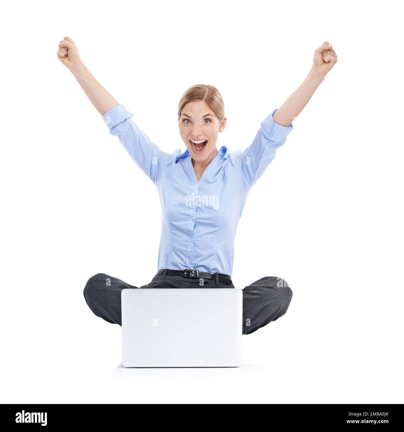 Femme de succès, de fête et d'affaires avec un ordinateur portable dans un studio isolé sur fond blanc. Gagnant, ordinateur ou portrait de femme célébrant des buts Banque D'Images