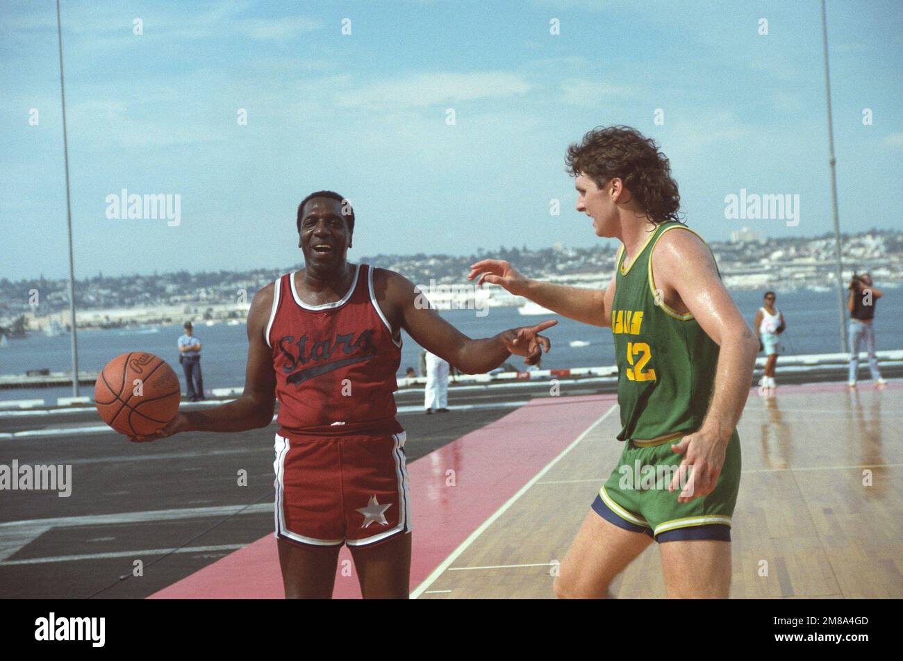 Meadowlark Lemon, joueur de star, se met à la ligne de projection libre