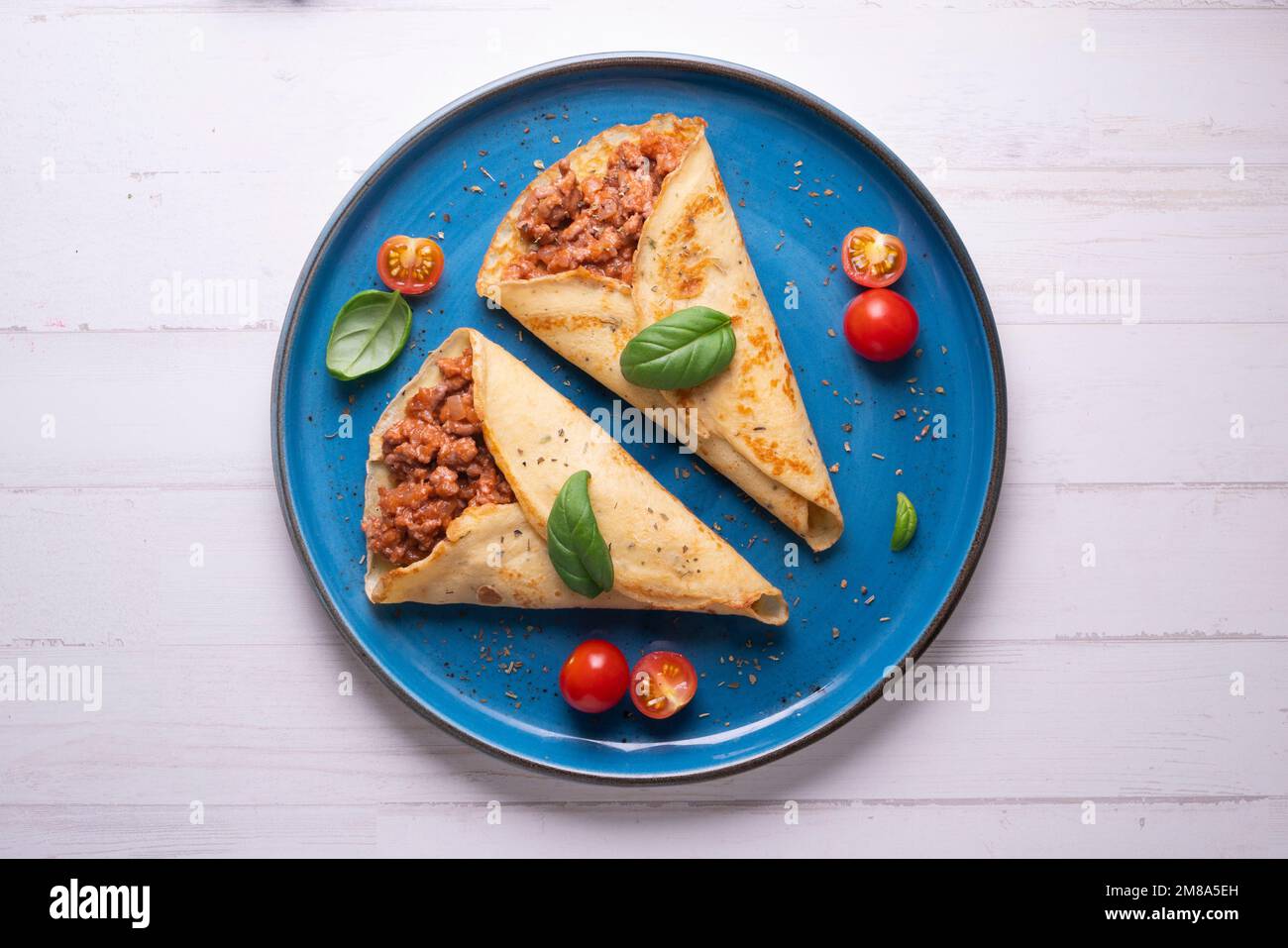 Crêpes à la viande bolognaise. Les crêpes sont une recette d'origine française dans laquelle est préparée une pâte à base de farine, d'œufs, de lait, de beurre et de sel. Banque D'Images