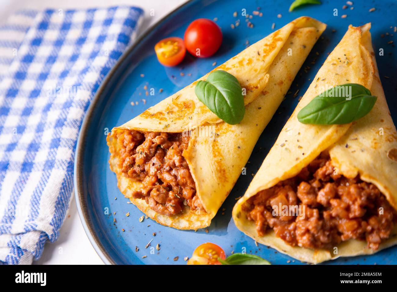 Crêpes à la viande bolognaise. Les crêpes sont une recette d'origine française dans laquelle est préparée une pâte à base de farine, d'œufs, de lait, de beurre et de sel. Banque D'Images