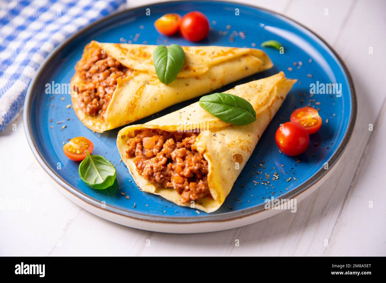 Crêpes à la viande bolognaise. Les crêpes sont une recette d'origine française dans laquelle est préparée une pâte à base de farine, d'œufs, de lait, de beurre et de sel. Banque D'Images