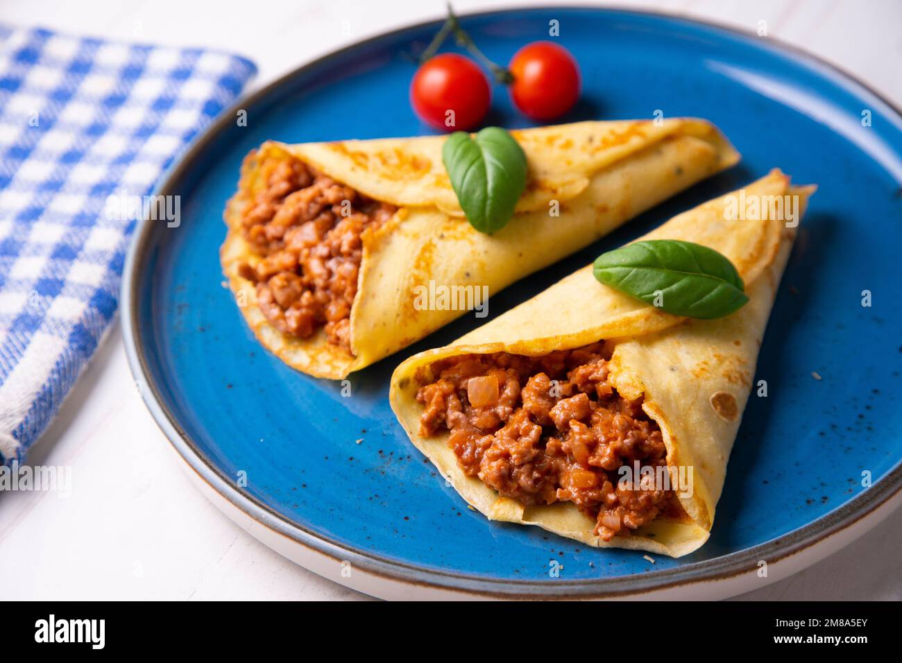 Crêpes à la viande bolognaise. Les crêpes sont une recette d'origine française dans laquelle est préparée une pâte à base de farine, d'œufs, de lait, de beurre et de sel. Banque D'Images