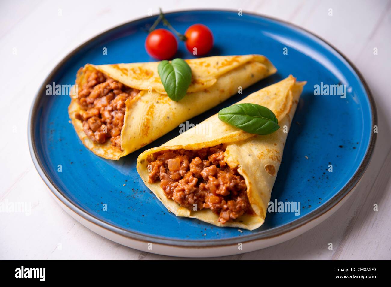 Crêpes à la viande bolognaise. Les crêpes sont une recette d'origine française dans laquelle est préparée une pâte à base de farine, d'œufs, de lait, de beurre et de sel. Banque D'Images