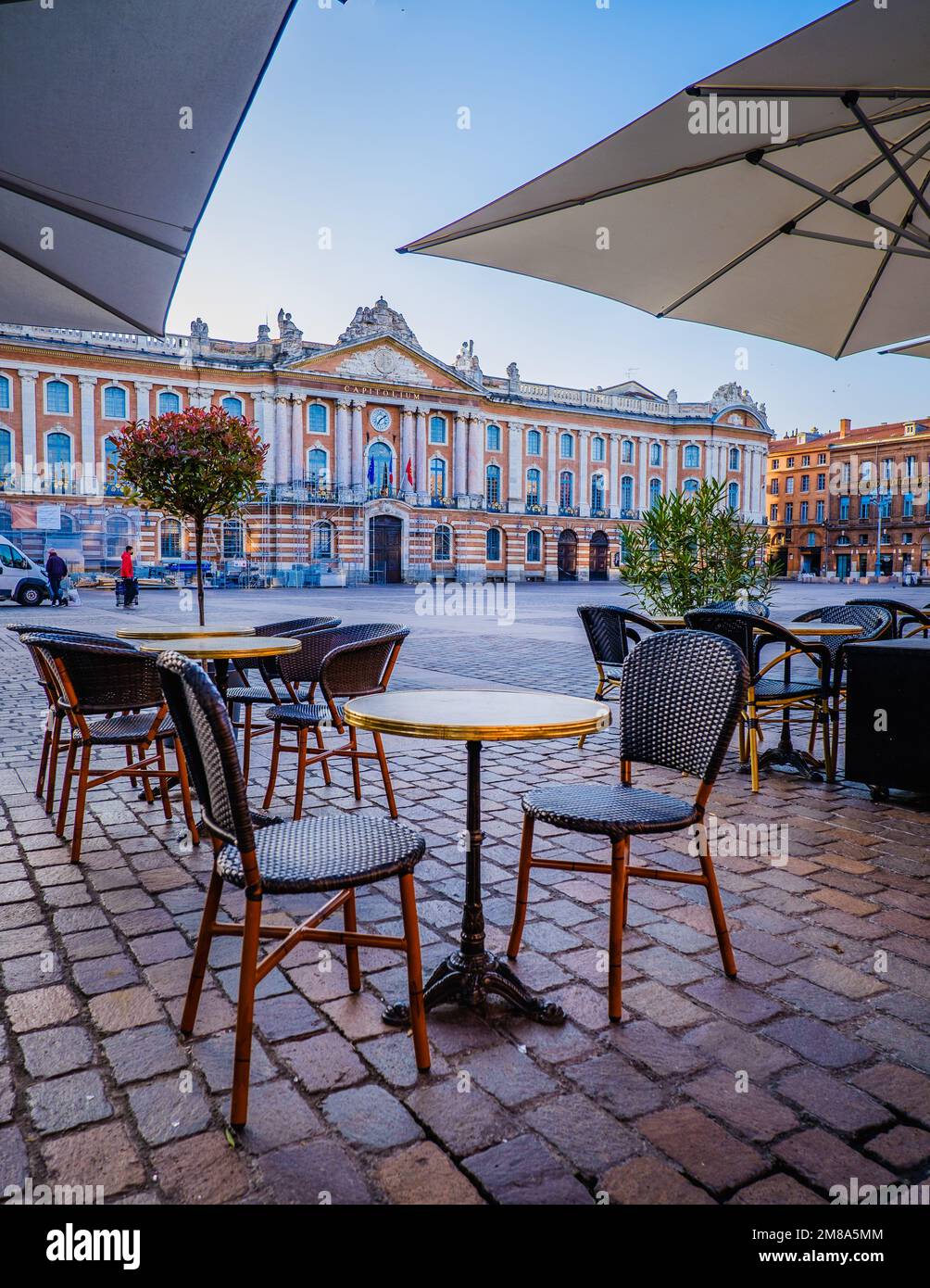 Chaises, tables et parasol d'une terrasse de café sur la place du Capitole  à Toulouse dans le sud de la France (haute Garonne Photo Stock - Alamy